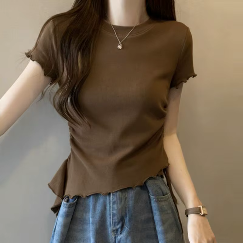 T-shirt en tricot marron avec ourlet à volants et manches courtes pour femme
