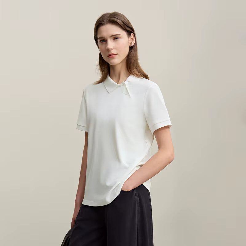 Polo Amii pour femme – Collection été 2026 – T-shirt décontracté à col revers et manches courtes avec patte de boutonnage asymétrique – Idéal pour superposer – Référence 12622015
