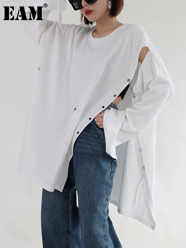 [EAM] femmes noir fente latérale irrégulière grande taille T-shirt nouveau col rond à manches longues mode marée printemps automne 2026 1DE8803