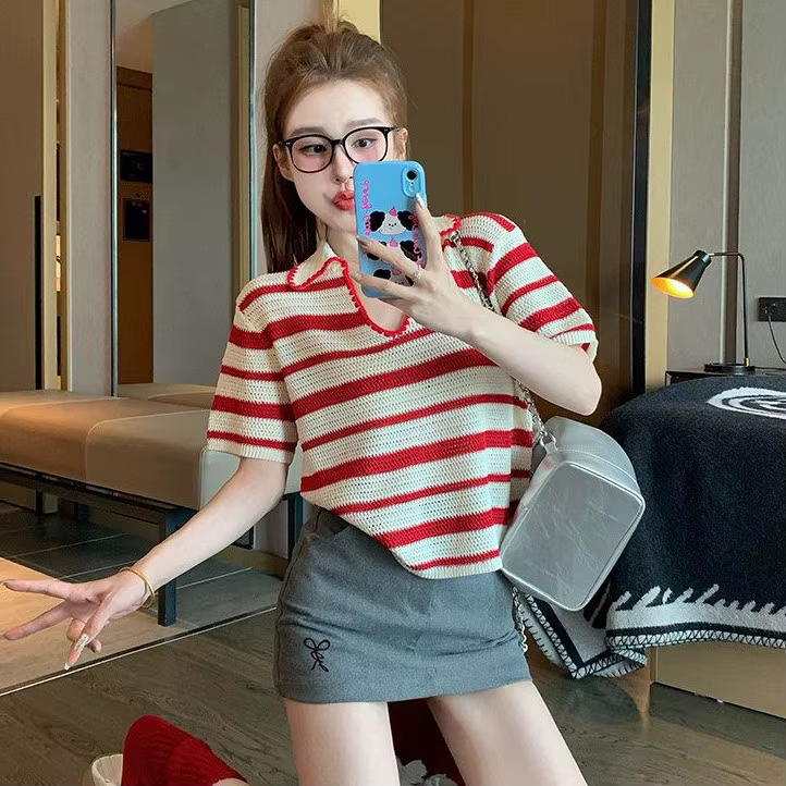 Polo en tricot rayé rouge pour femme