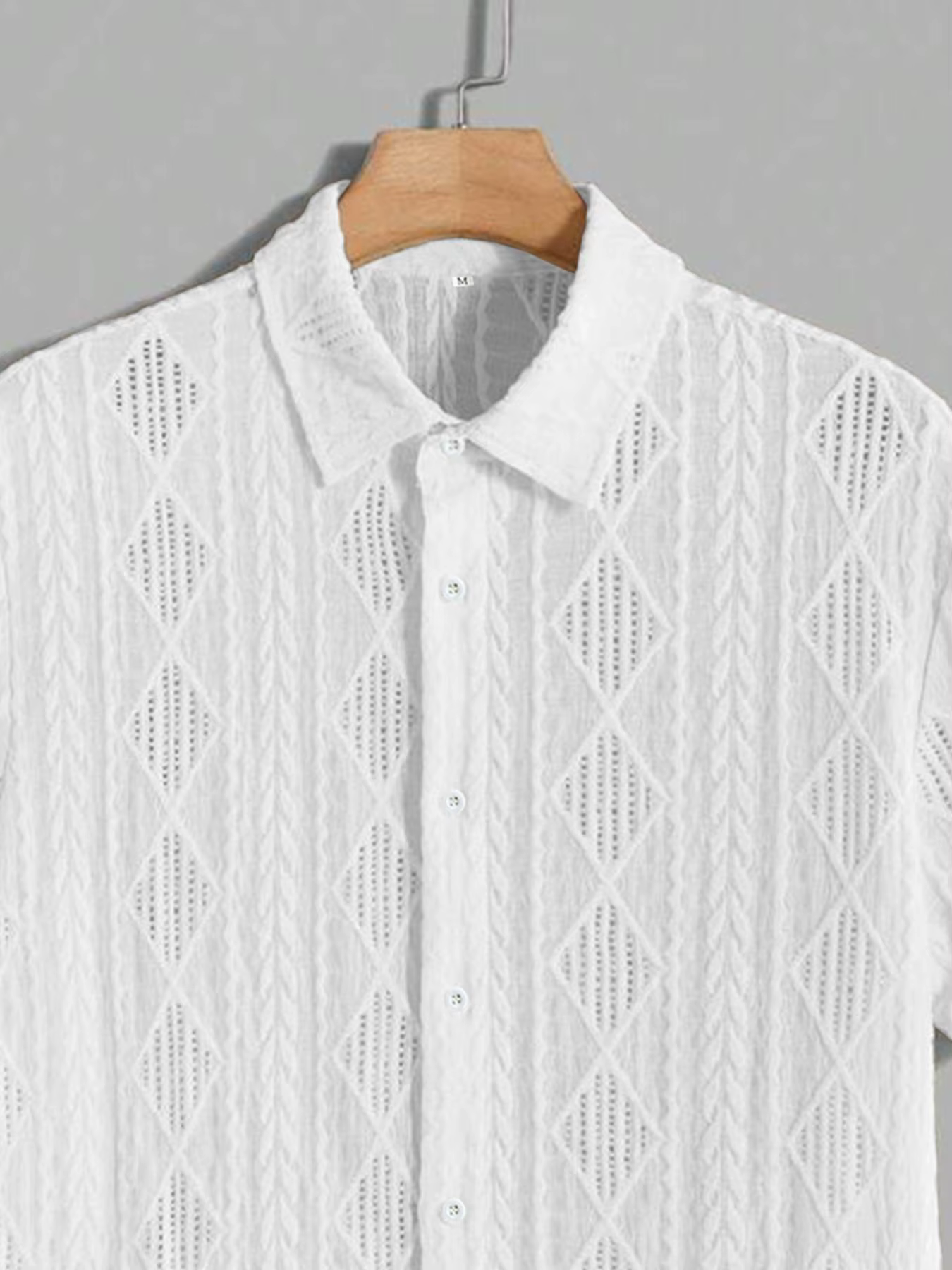 Chemise à manches courtes pour hommes, coupe slim, couleur unie, avec boutons, haut décontracté ajouré, adapté à la mode estivale et au quotidien.