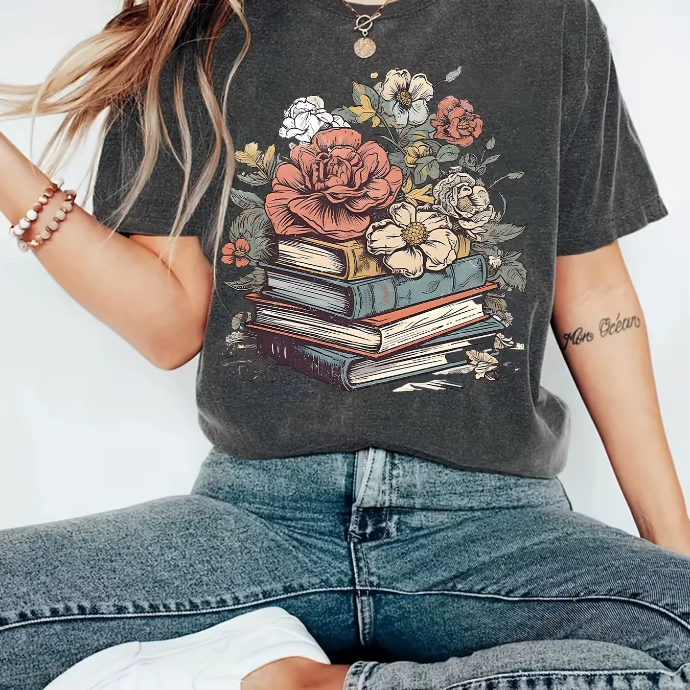 T-shirt pour femme avec imprimé floral sur des livres
