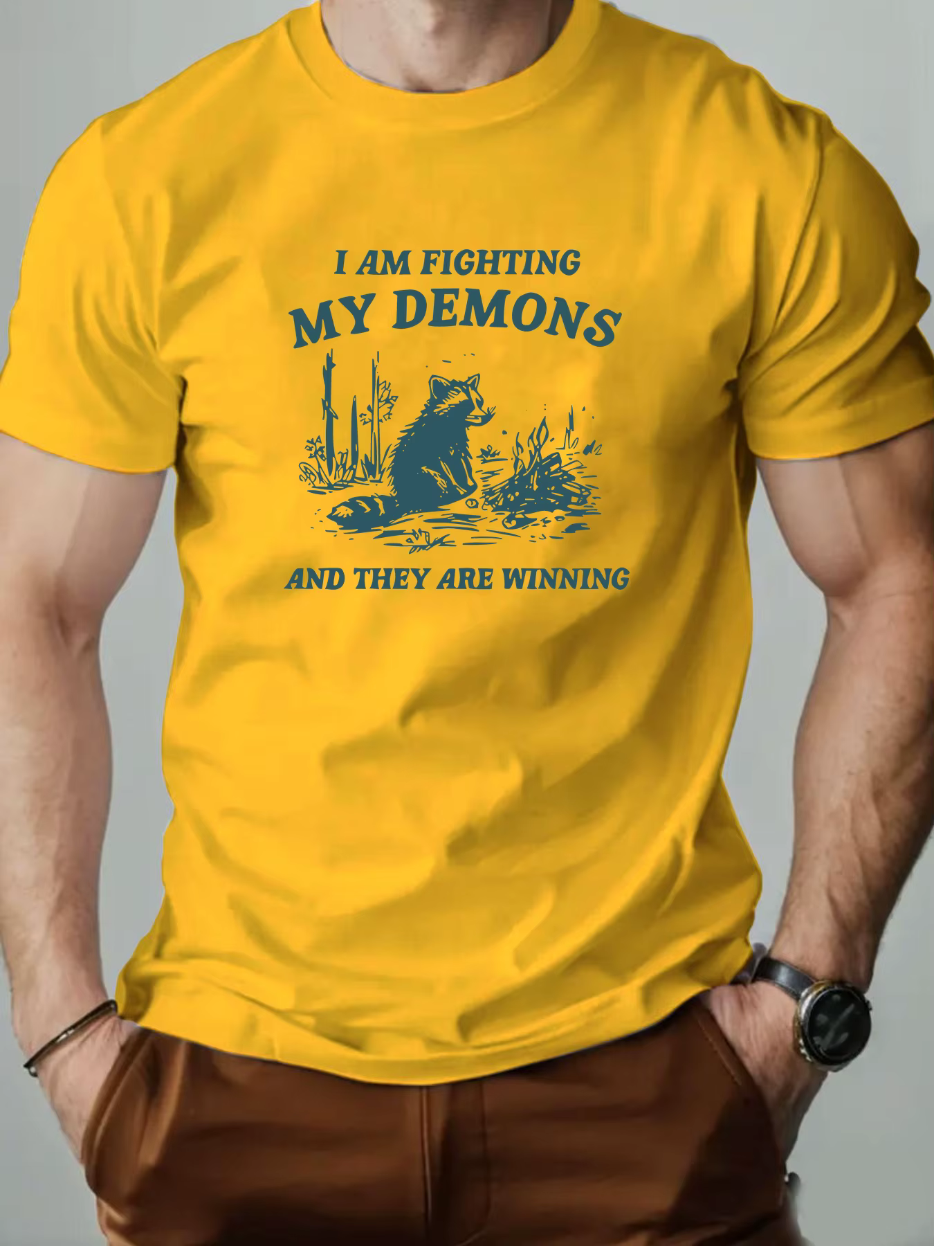 2025 T-Shirt pour hommes "Je combattre mes démons" Humoristique Graphique de raton laveur Respirant Doux Confortable Décontracté Tendance Quotidienne Streetwear