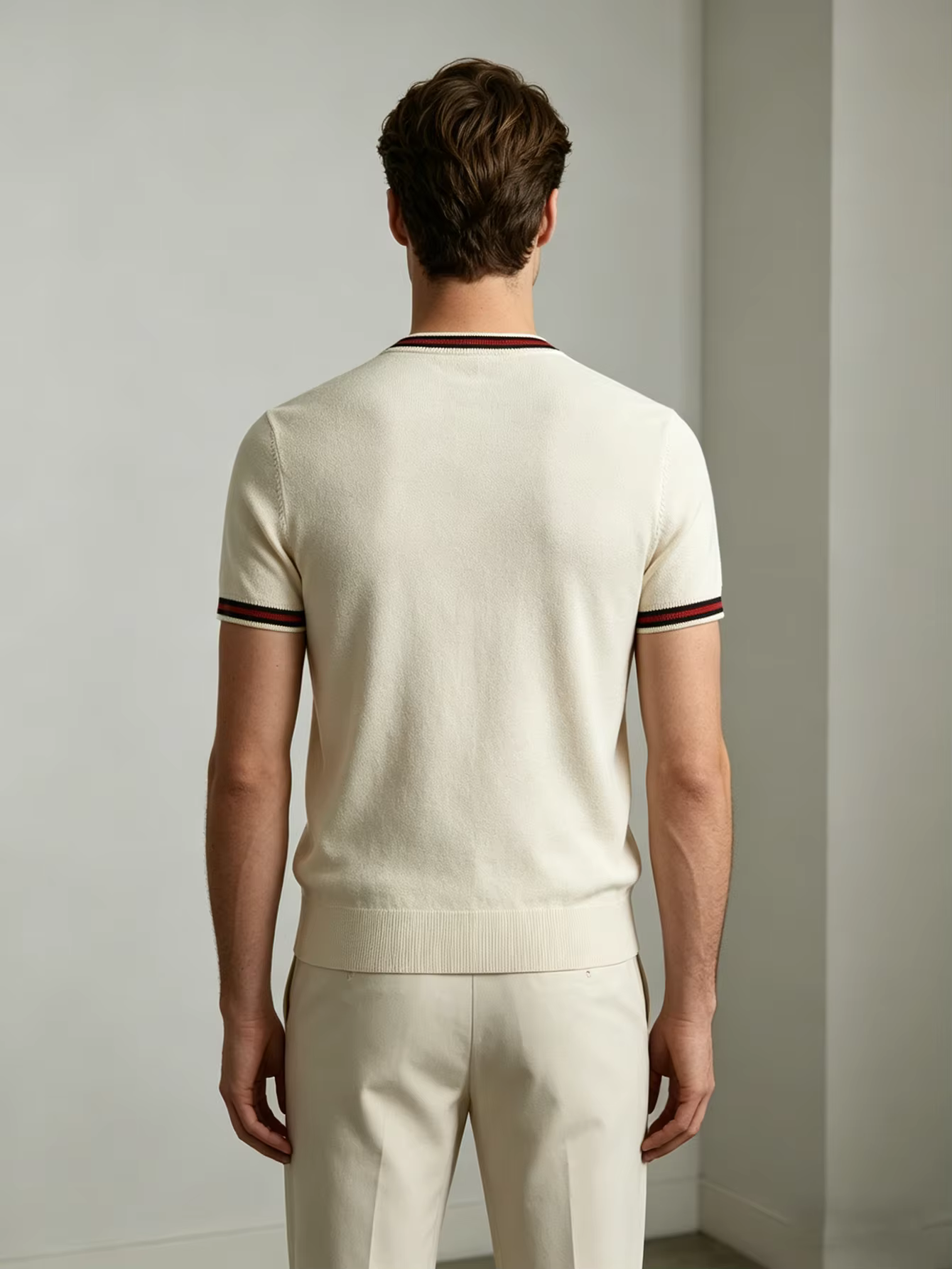 La chemise en tricot à manches courtes de couleur blanc clair convient à porter avec un pantalon