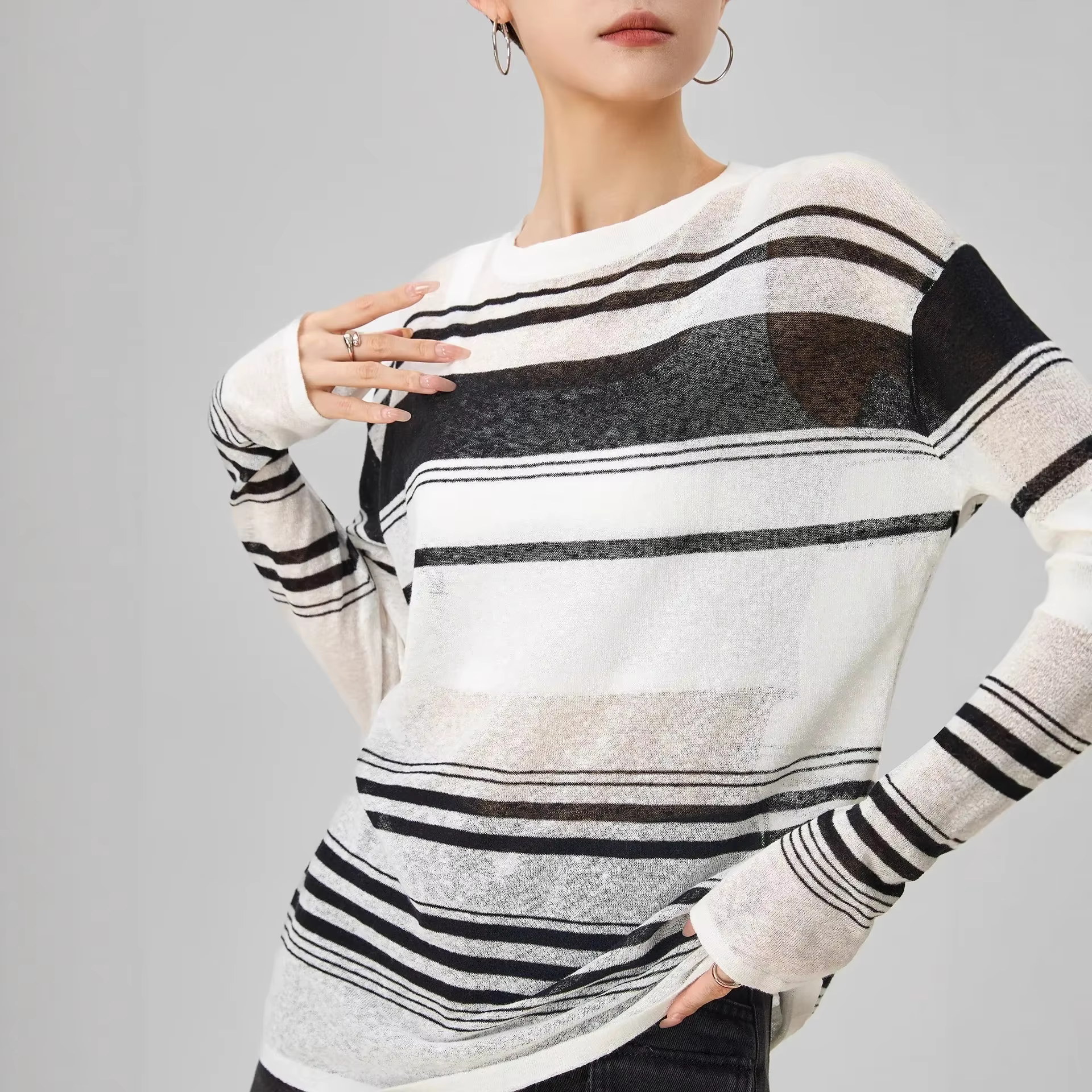 T-shirt tricoté rayé noir et blanc à manches longues pour femme