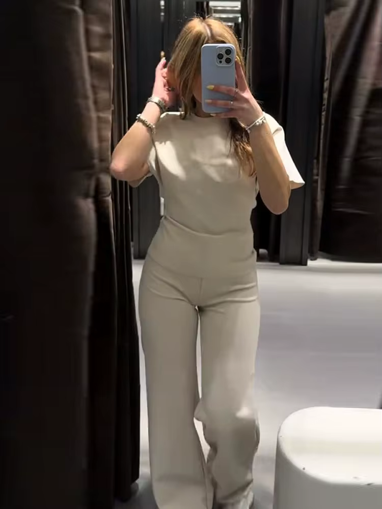 Ensemble deux pièces chic et minimaliste pour femme : haut sans dos à manches courtes et pantalon droit taille haute ajusté – Nouvelle collection Printemps 2026