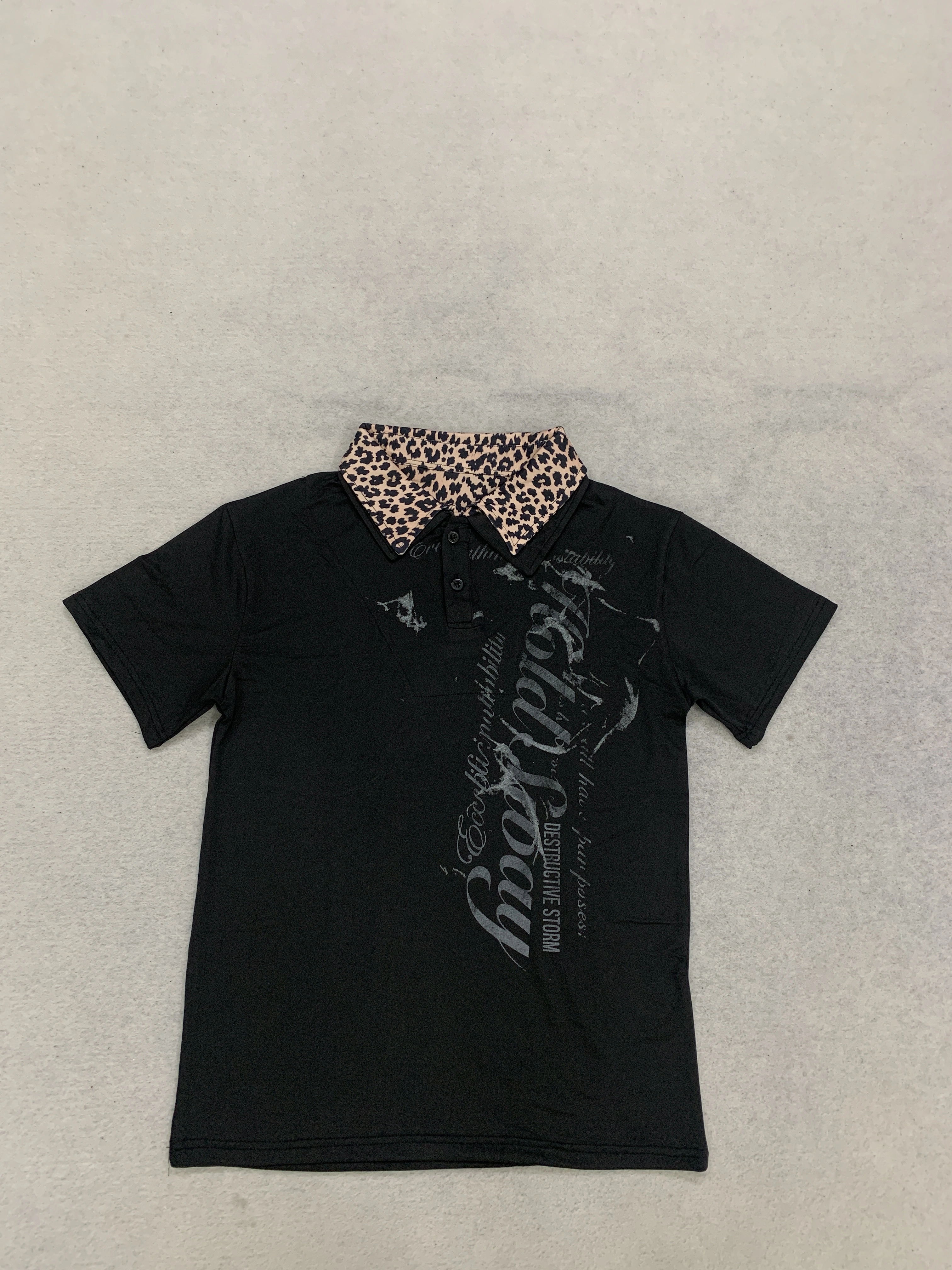 T-shirt polo rétro gothique à manches courtes avec col à revers et surpiqûres imprimées léopard, et imprimé floral et lettres, pull décontracté et tendance.