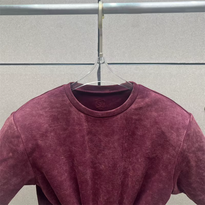 T-shirt femme nouveau haut tricoté élastique à manches courtes pour l'été 2025 épaulière coupe ajustée