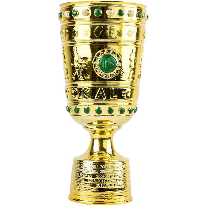 Les supporters du Bayern Munich et du Borussia Dortmund décorent le trophée de la Bundesliga et de la Coupe d'Allemagne.