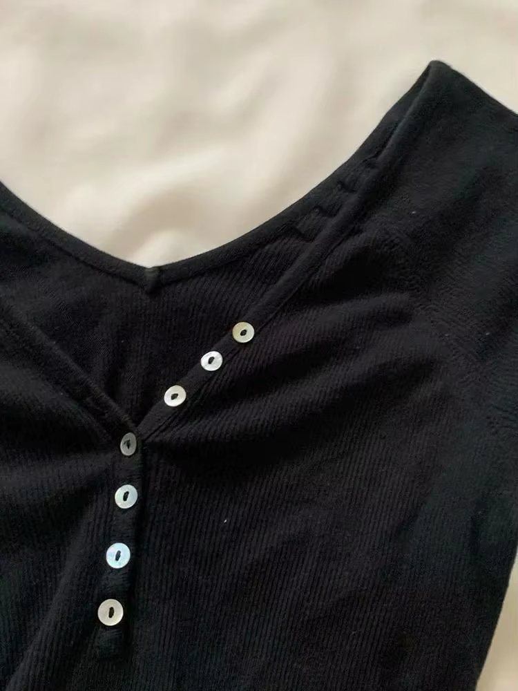 T-shirt noir à col en v pour femmes