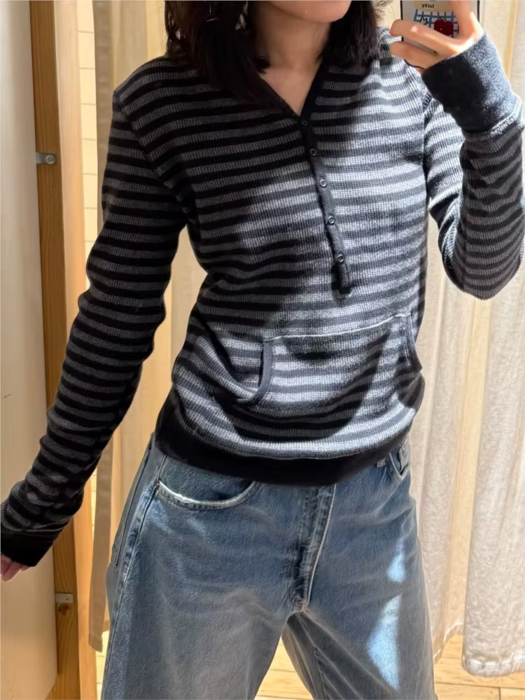 T-shirt à capuche gaufré rayé gris pour femmes