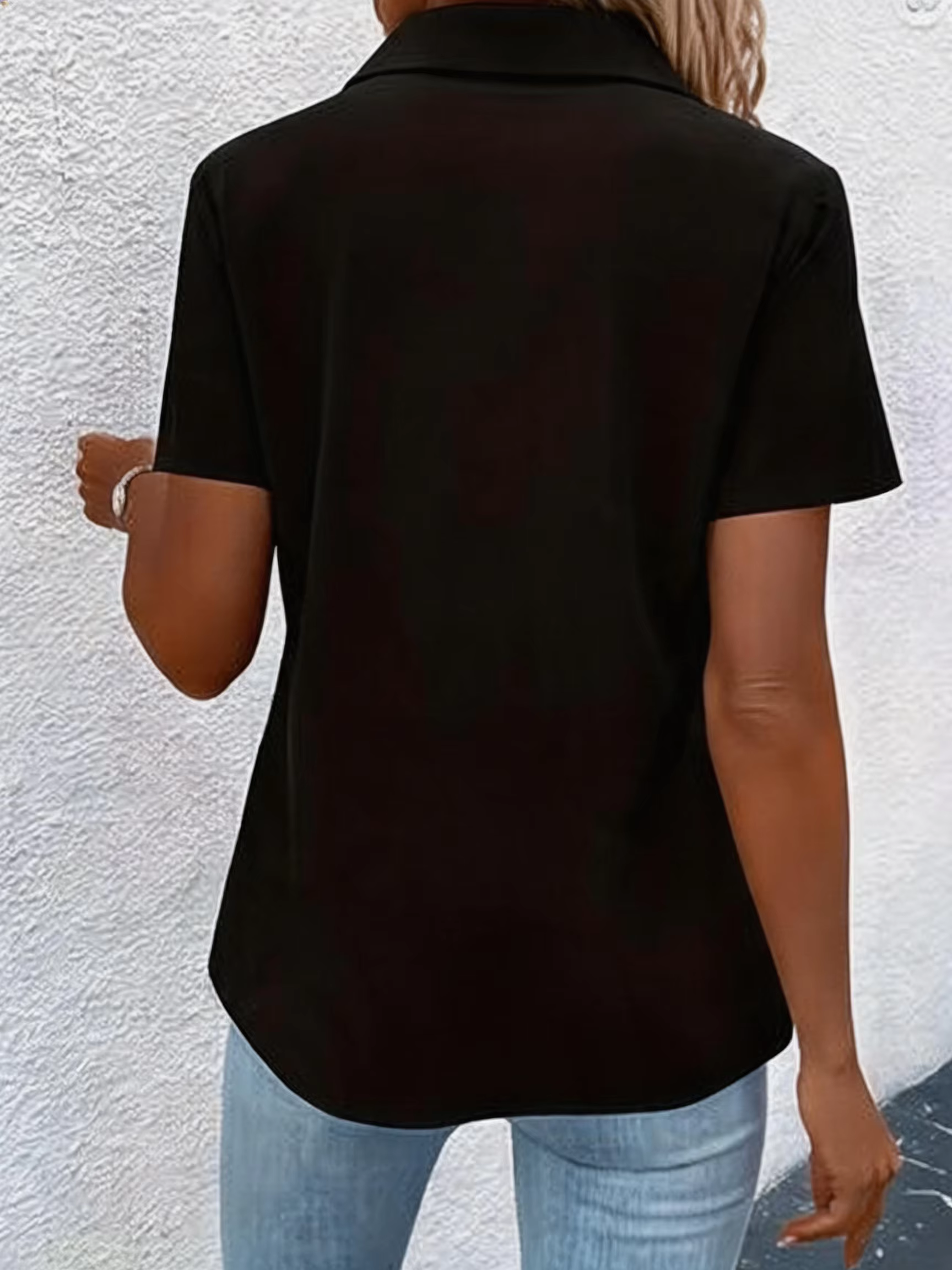 Chemise noire sans col à manches courtes avec fermeture éclair pour femme