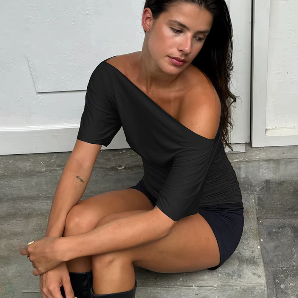 Haute qualité vente chaude en gros été nouveau T-shirt femme Sexy épicé fille plissée simple épaule col incliné haut ajusté