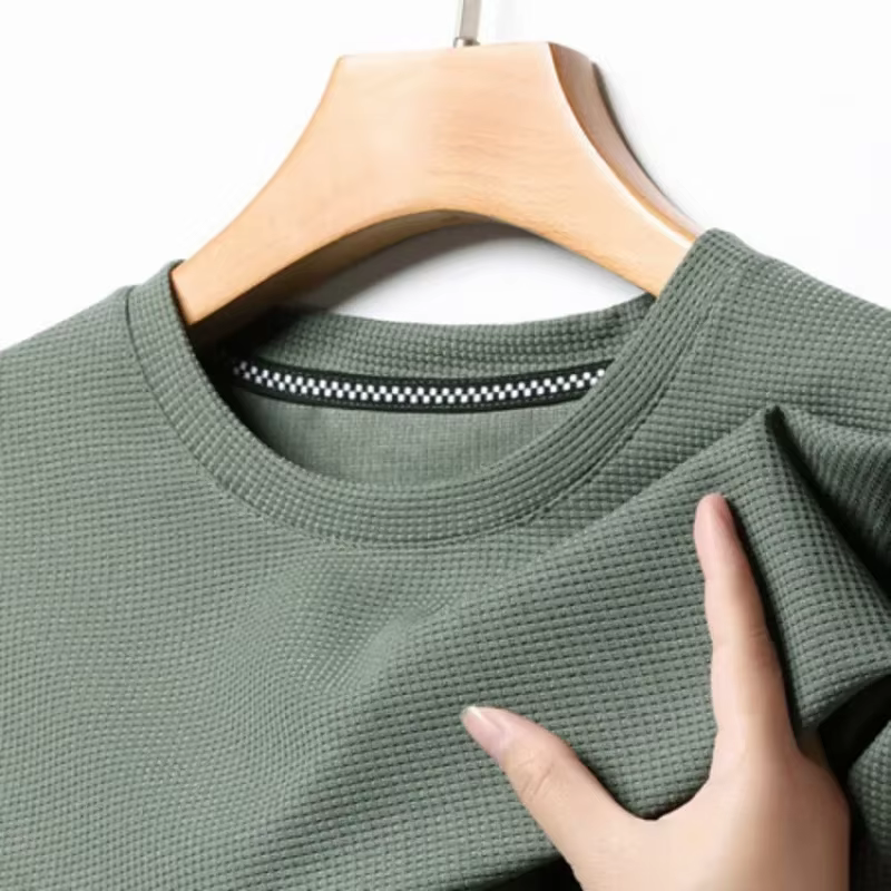 Polo à manches courtes en tissu gaufré uni