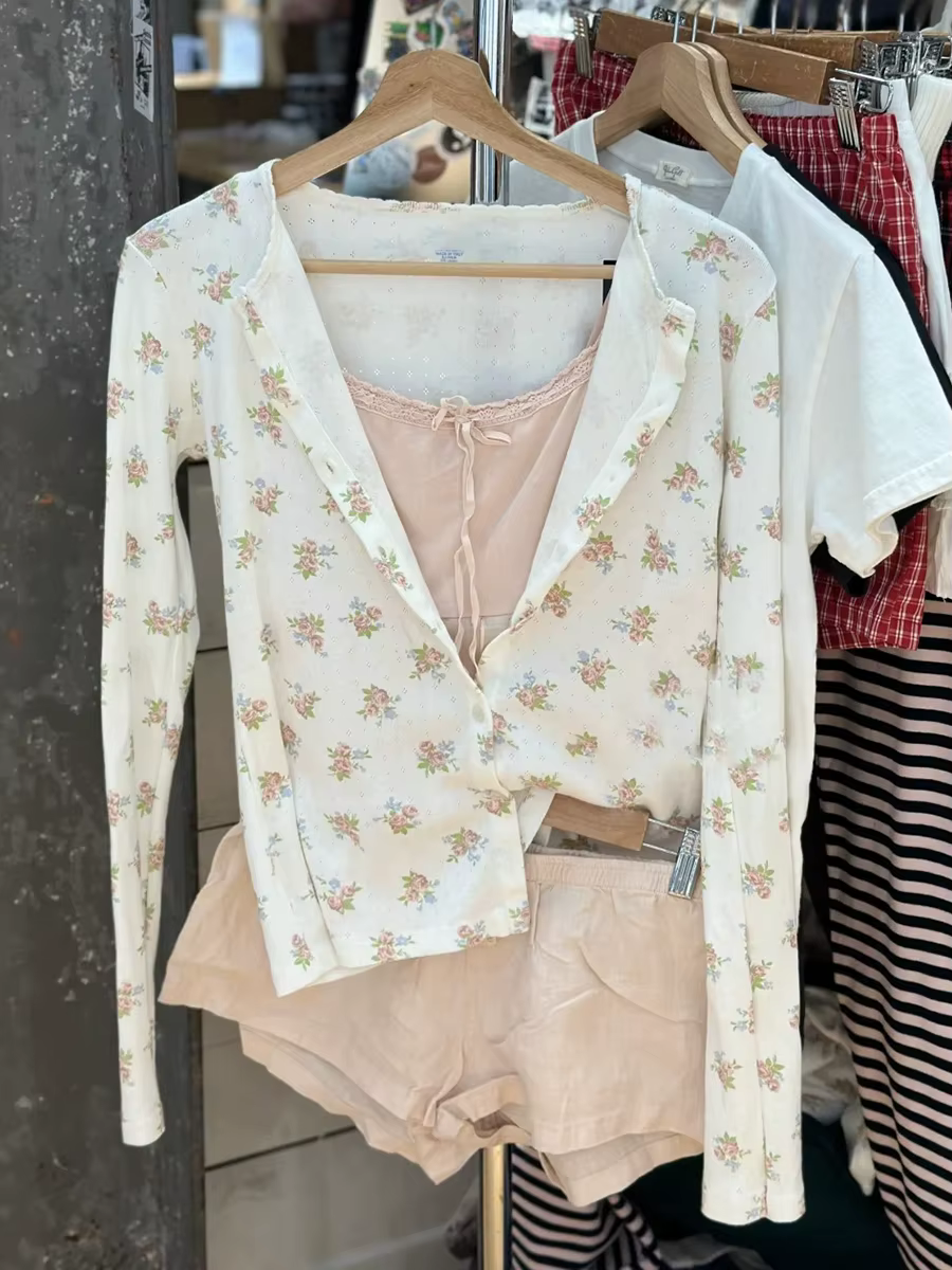 Oeillet imprimé fleuri mince T-shirt femmes Style Preppy col rond simple boutonnage coton à manches longues t-shirts mignon Vintage doux hauts