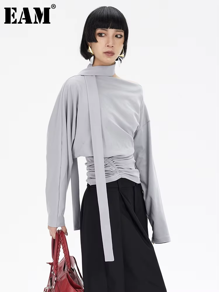 [EAM] femmes bleu plissé élégant tricot T-shirt nouveau col incliné manches longues chauve-souris mode marée printemps automne 2026 1DJ4747