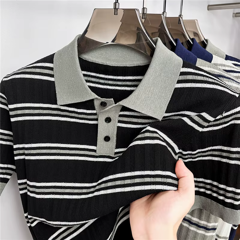 Polo tricoté rayé couleur café pour homme