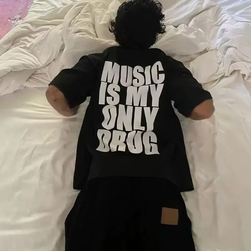 T-shirt à imprimé graphique humoristique 'La musique est ma seule drogue' - Collection Été 2026 - Vêtements pour hommes et femmes - Mode streetwear