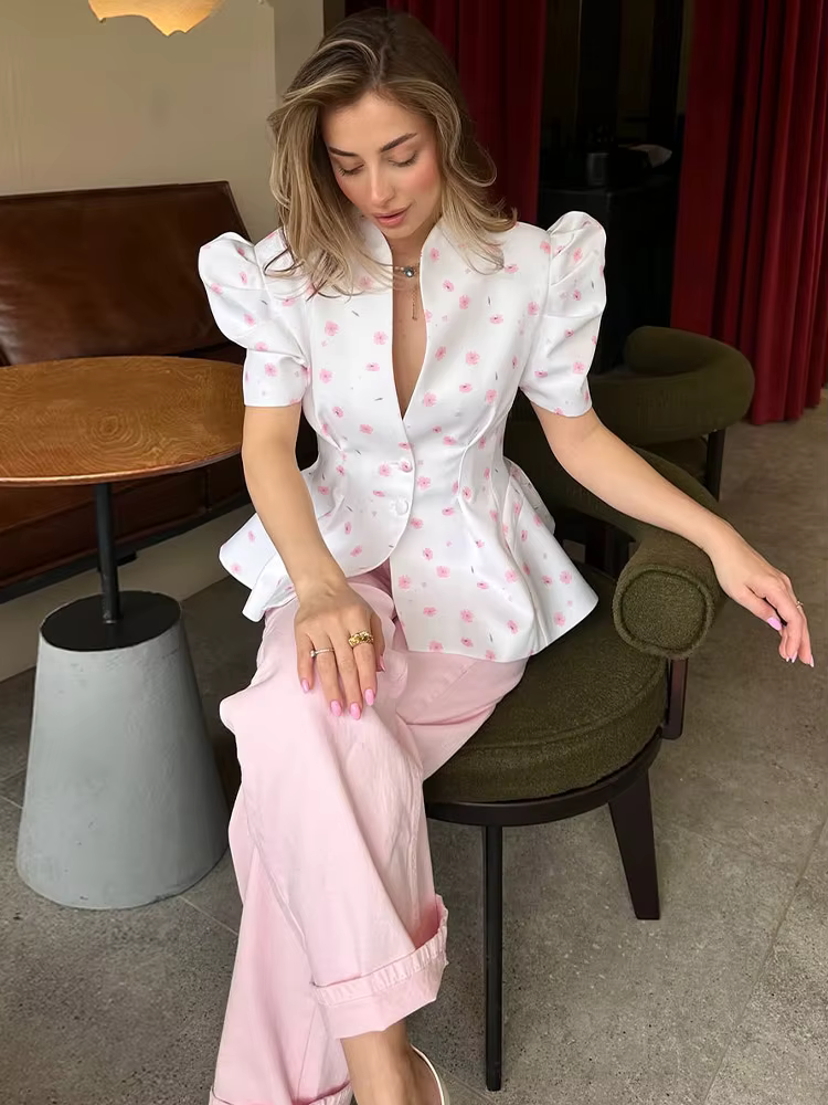 Blouse élégante à manches bouffantes florales et basque