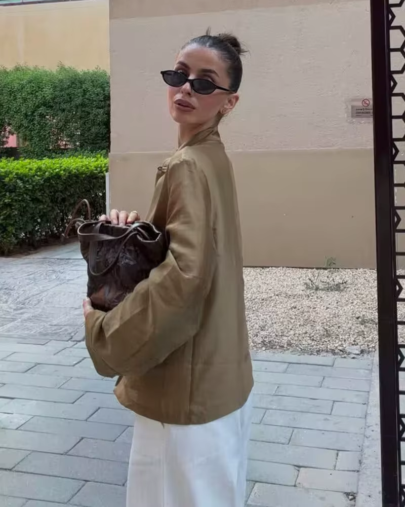 Chemisier Femme 2026 Nouvelle Collection Printemps-Été Sans Manches en Satin avec Nœud Décontracté Chic et Original pour Dames