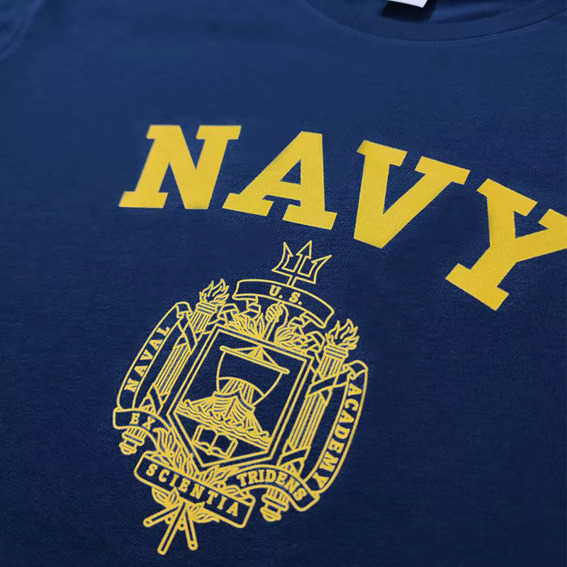 T-shirt graphique avec emblème de l'Académie navale américaine