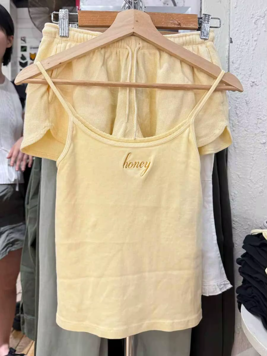 Haut court brodé de lettres jaunes pour femmes, garniture en dentelle, Camisole en coton, Slim, sans manches, vêtements doux et mignons, Style Preppy, débardeurs Y2K