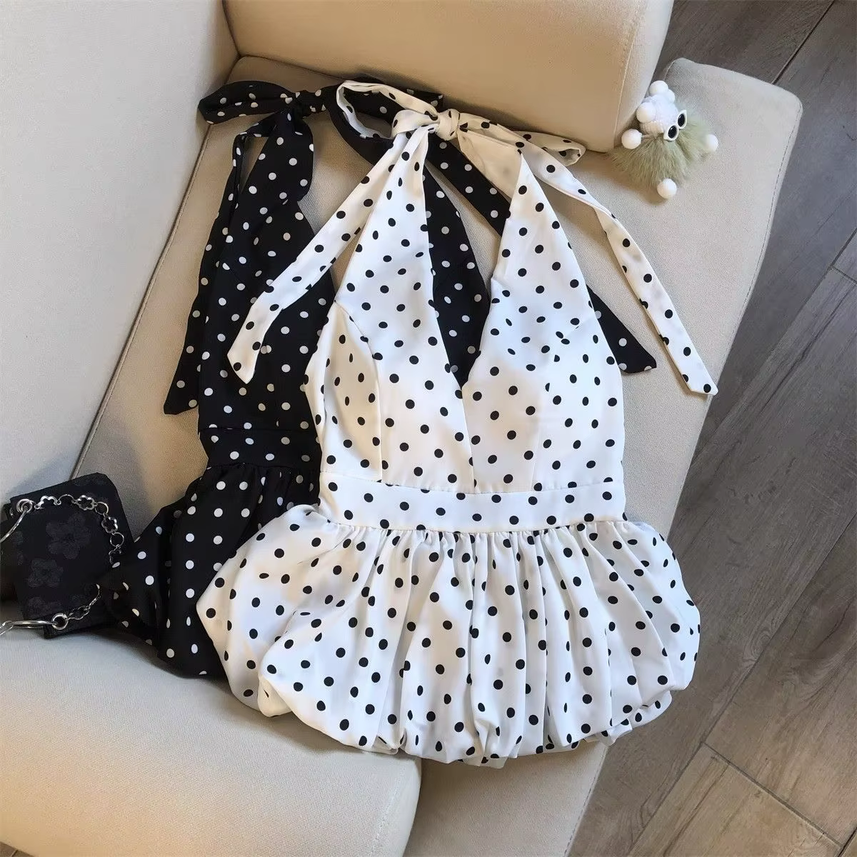 Haut court sans bretelles à col en V à pois pour femme