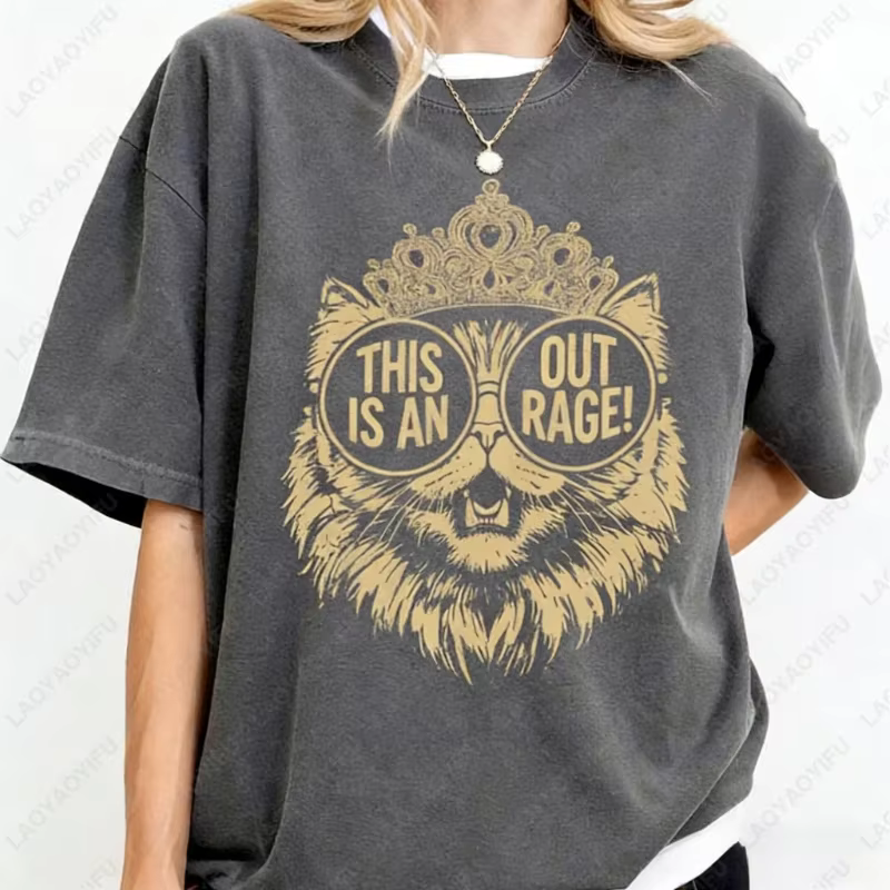 T-shirt en coton « This Is An OUTRAGE » avec motif « Dungeon Crawler Carl Goddammit Donut » pour hommes et femmes