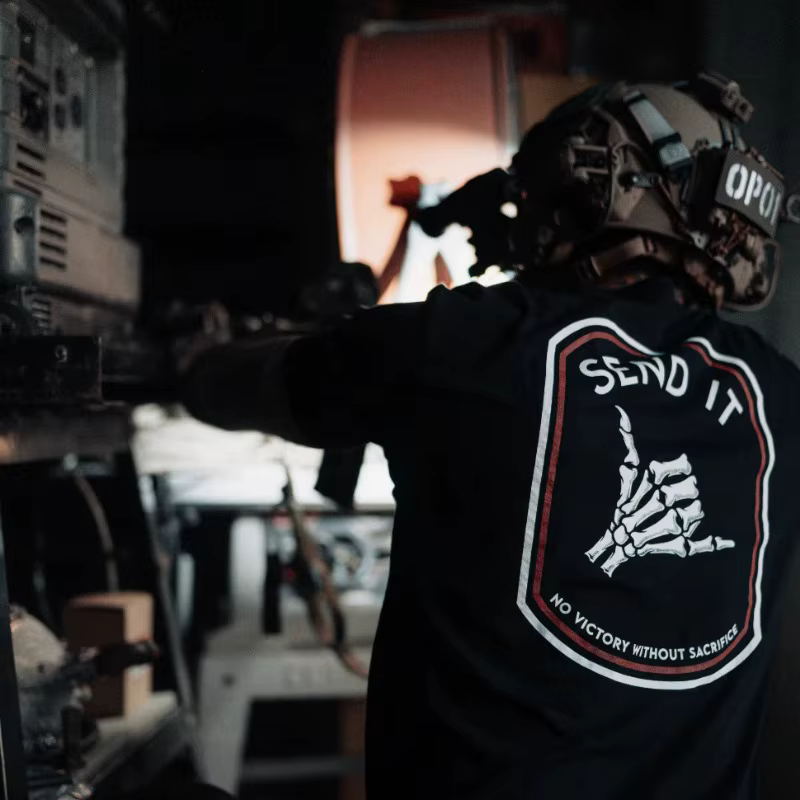 T-shirt unisexe Send It de Savage Tacticians