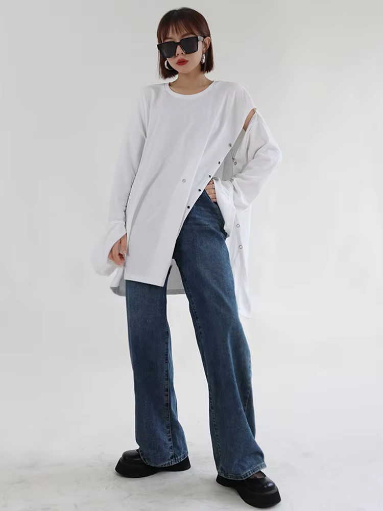 [EAM] femmes noir fente latérale irrégulière grande taille T-shirt nouveau col rond à manches longues mode marée printemps automne 2026 1DE8803