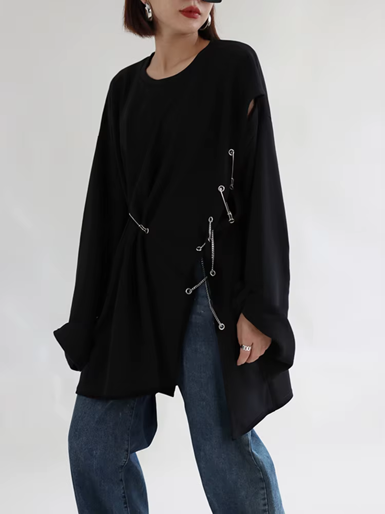 [EAM] femmes noir fente latérale irrégulière grande taille T-shirt nouveau col rond à manches longues mode marée printemps automne 2026 1DE8803