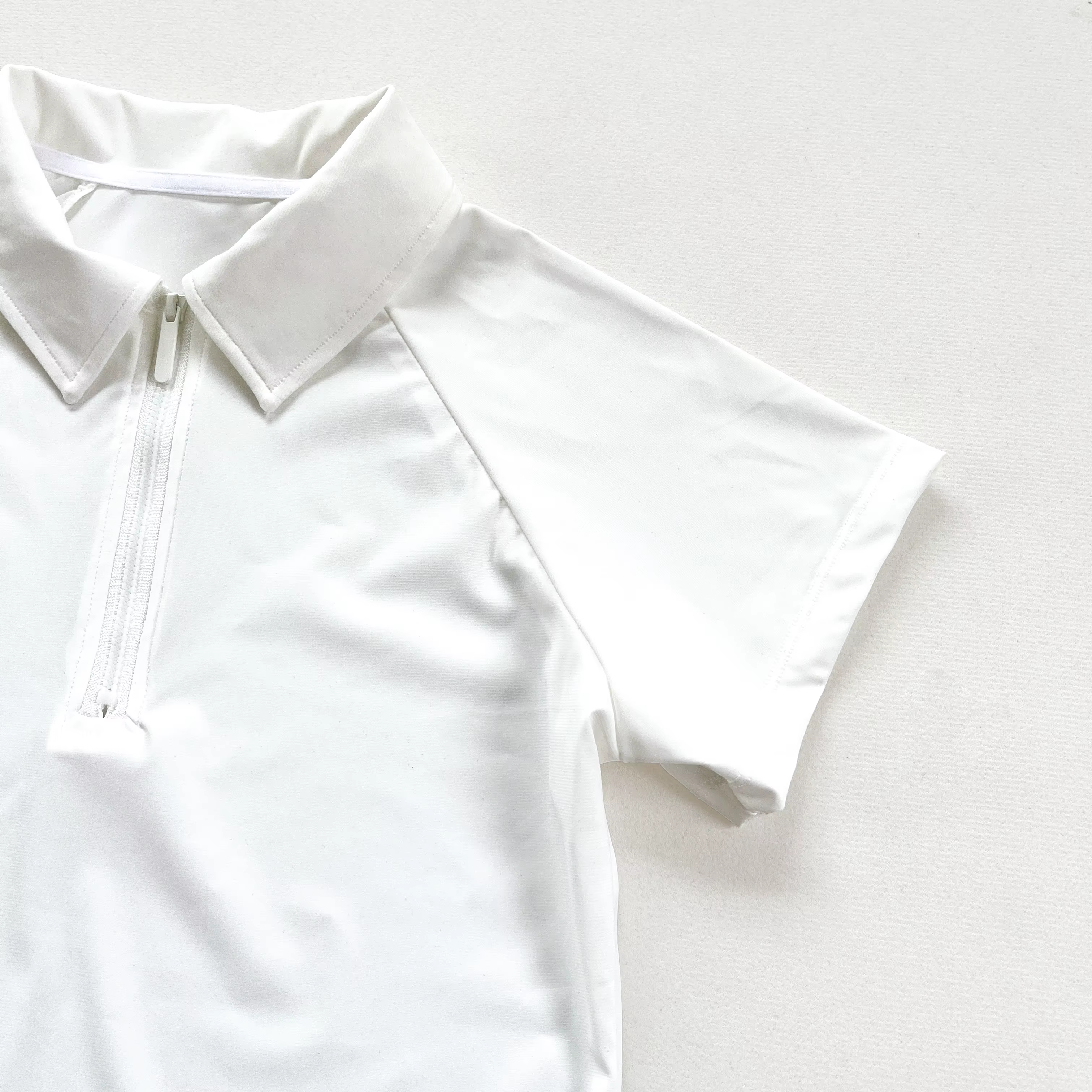 Polos à manches courtes pour femmes : options blanches et bleu marine disponibles