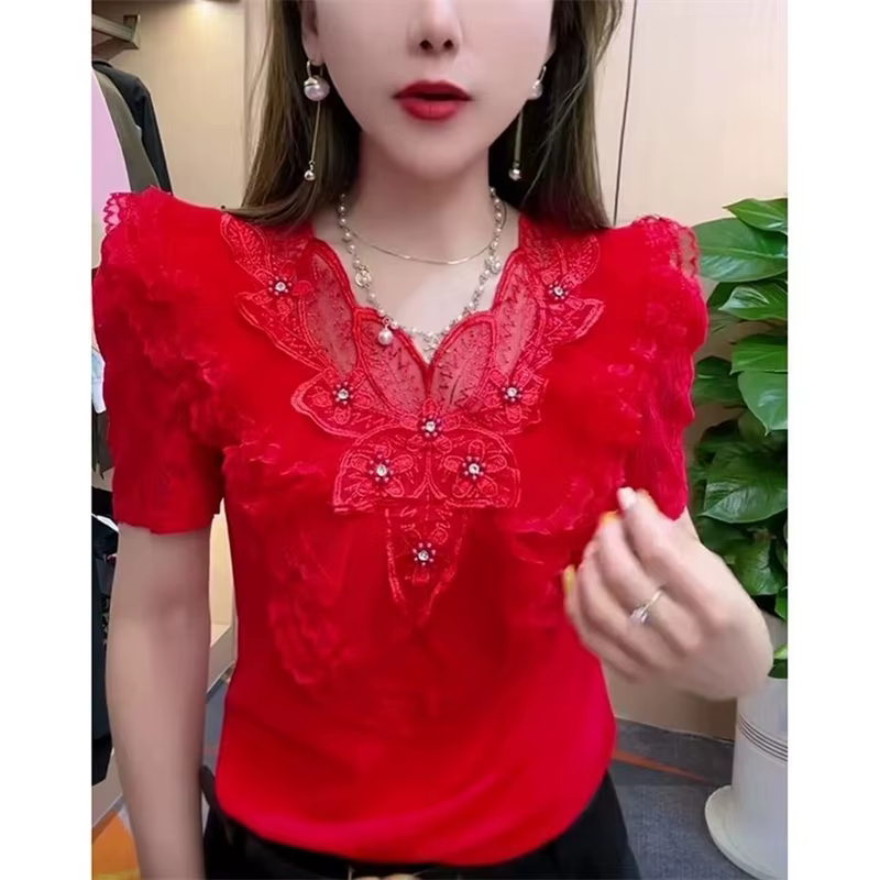 T-shirt fin à manches courtes avec coutures florales à volants en dentelle
