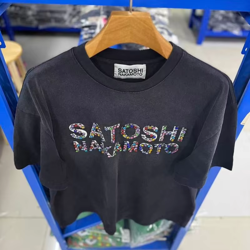 Nouveau T-shirt Satoshi en coton noir à col rond