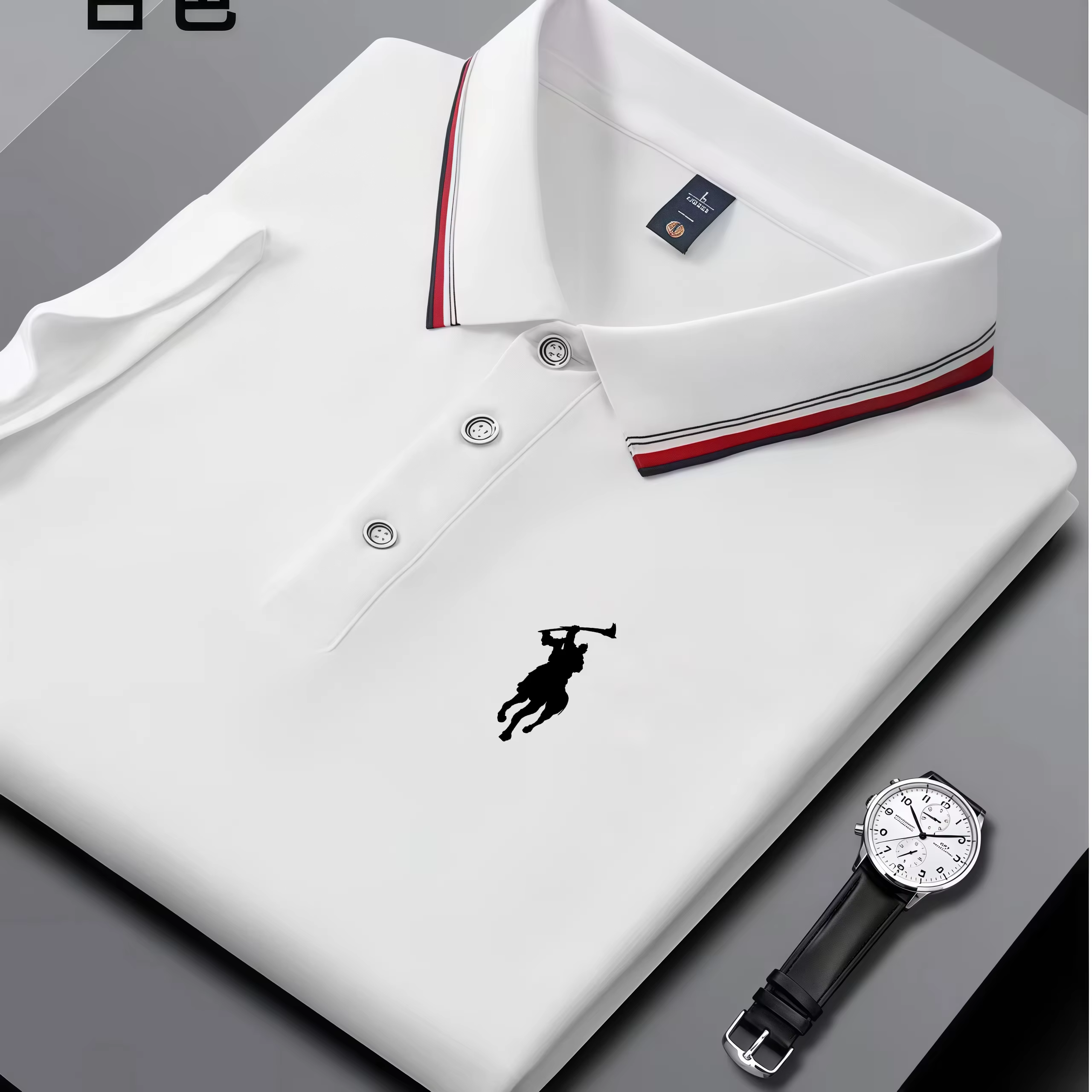 Polo classique à col décoré d'une double bande rouge et blanche, rehausse les tops noirs ordinaires, plus élégants et faciles à superposer.
