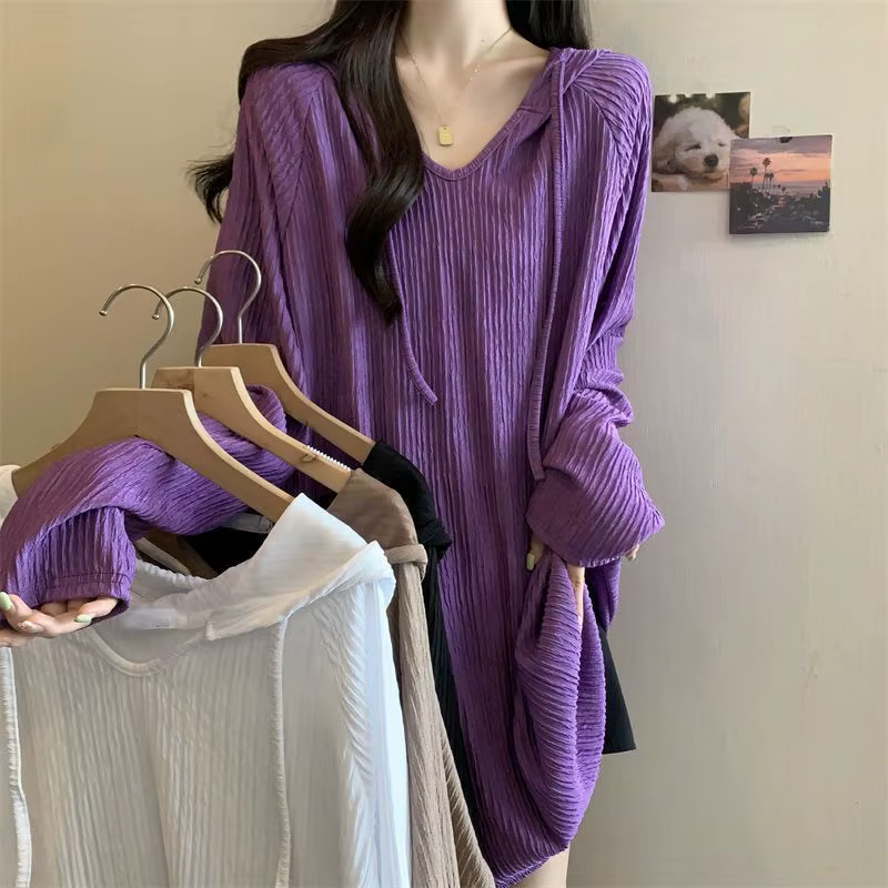 Le T-shirt à capuche et manches longues est un nouveau haut tendance ample et amincissant de style coréen pour les femmes au printemps et en automne