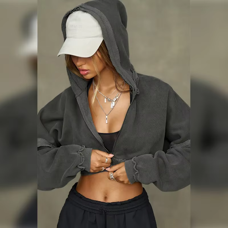 Hoodie court pour femme avec bords effilochés et nombril apparent