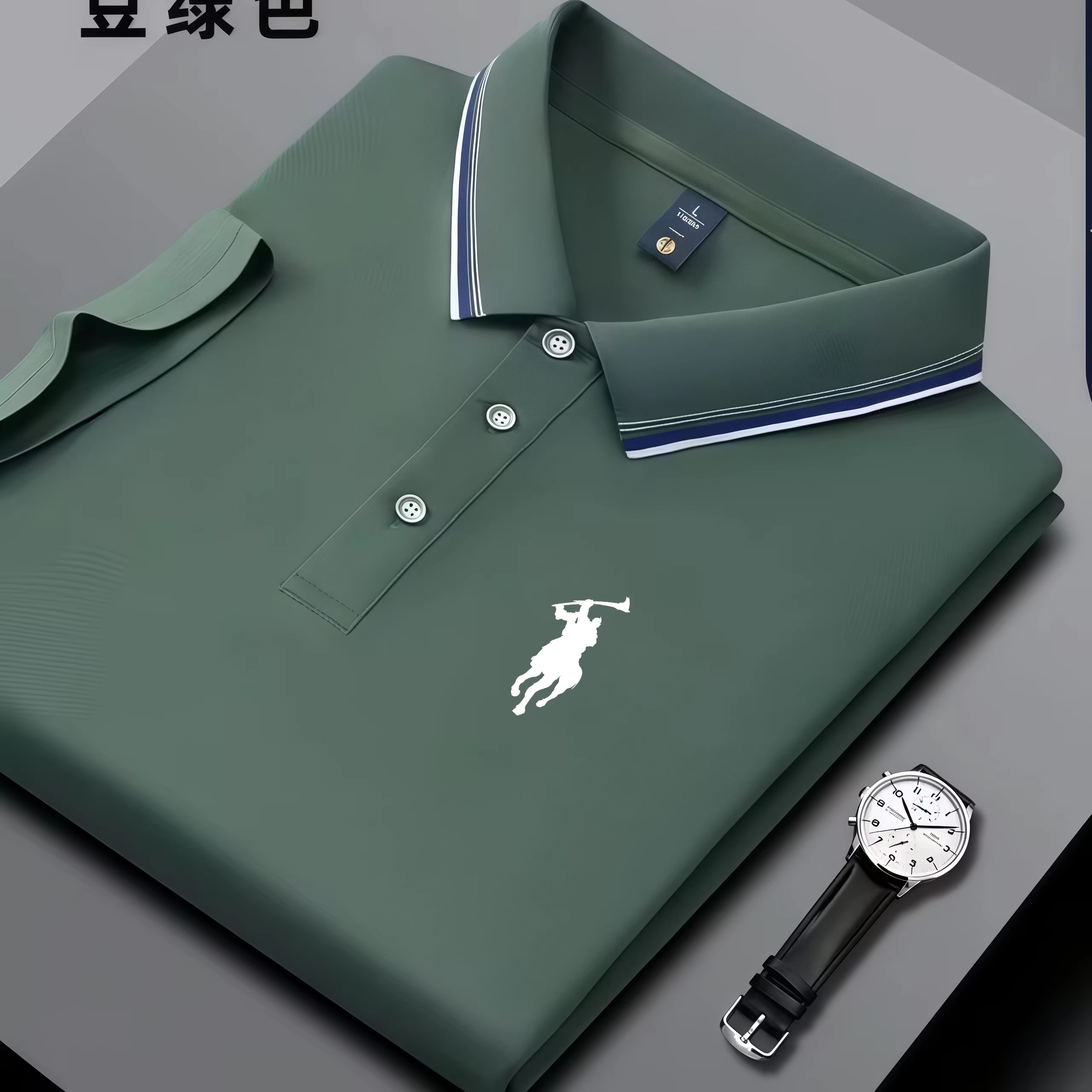 Polo classique à col décoré d'une double bande rouge et blanche, rehausse les tops noirs ordinaires, plus élégants et faciles à superposer.
