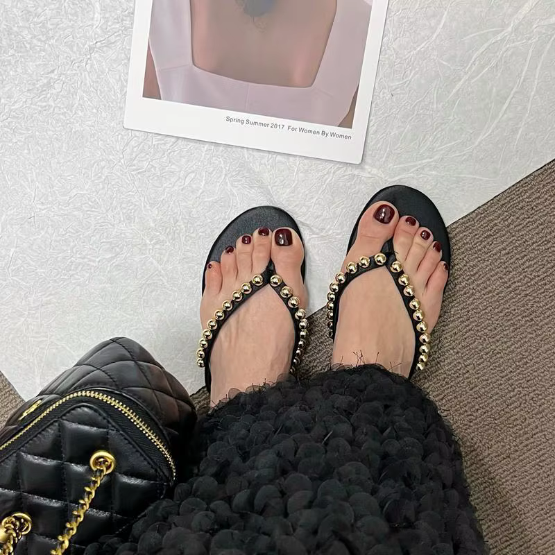 Nouvelles tongs plates tendance été 2026 pour femmes, idéales pour l'extérieur, avec semelles souples antidérapantes, parfaites pour la plage.