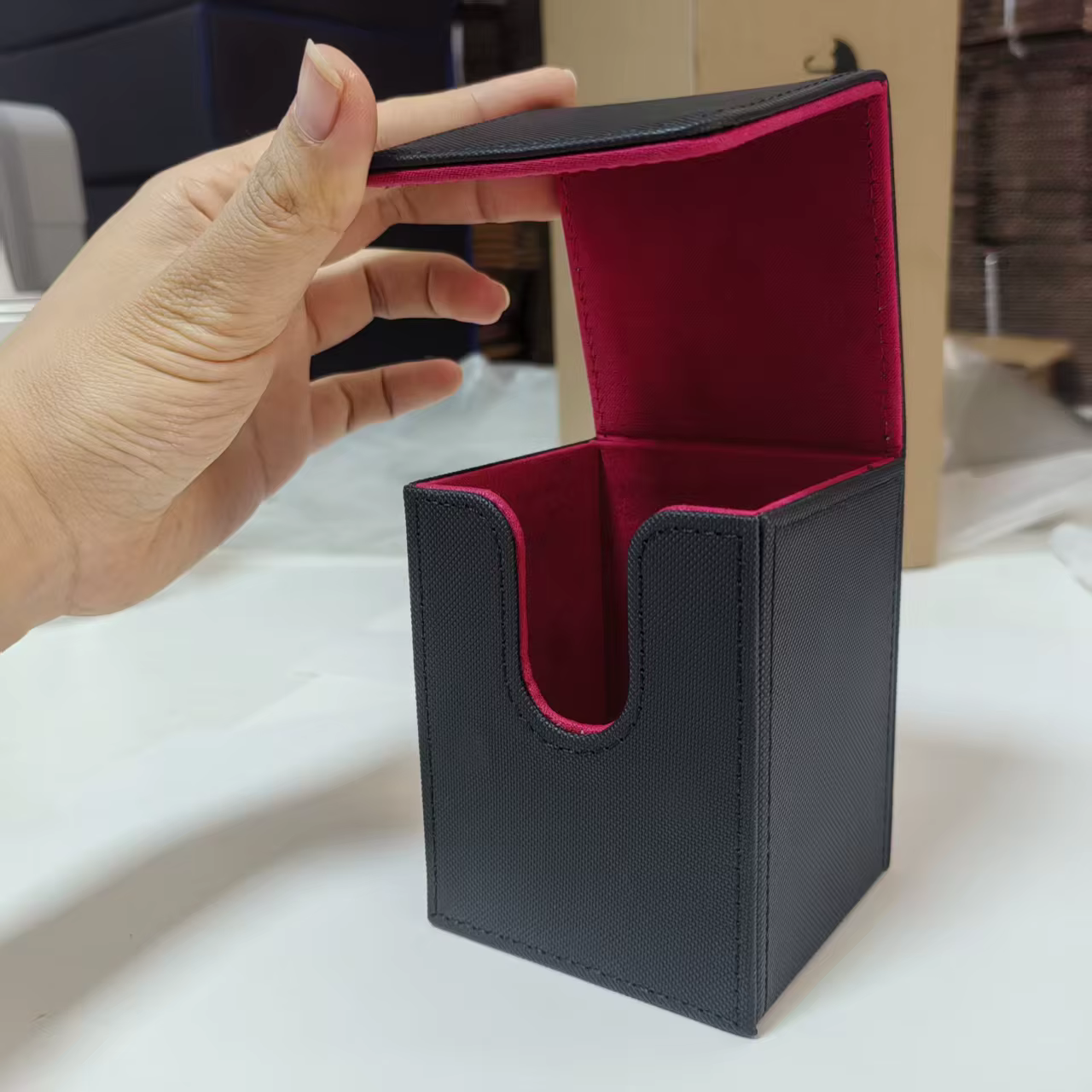 Boîte à cartes verticale à rabat, étui de rangement pour cartes en cuir PU, porte-cartes pour accessoires de jeu, conçu pour les jeux de cartes à collectionner.