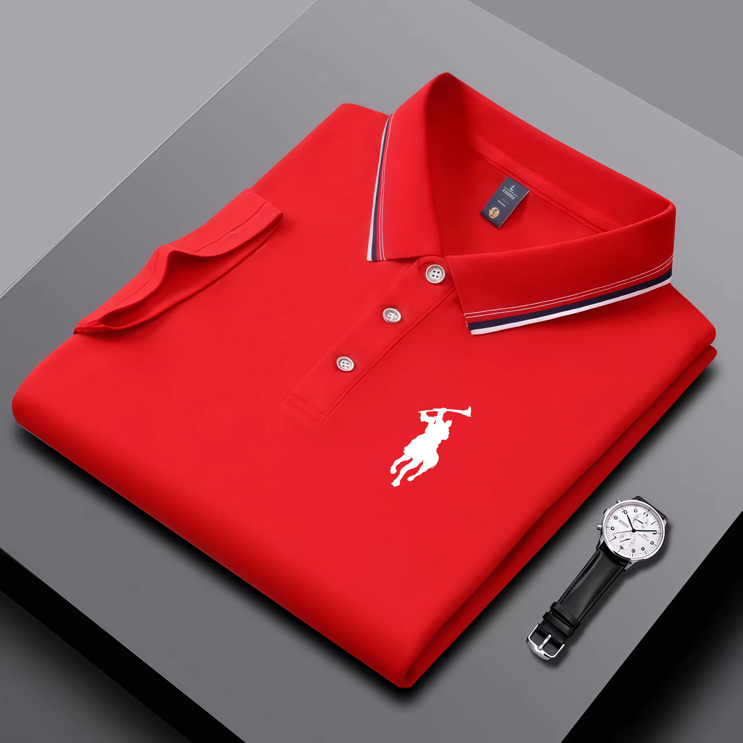 Polo classique à col décoré d'une double bande rouge et blanche, rehausse les tops noirs ordinaires, plus élégants et faciles à superposer.