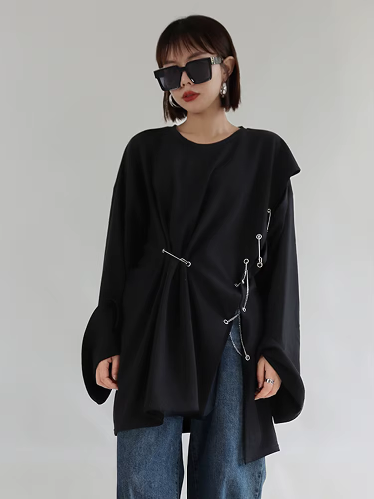 [EAM] femmes noir fente latérale irrégulière grande taille T-shirt nouveau col rond à manches longues mode marée printemps automne 2026 1DE8803