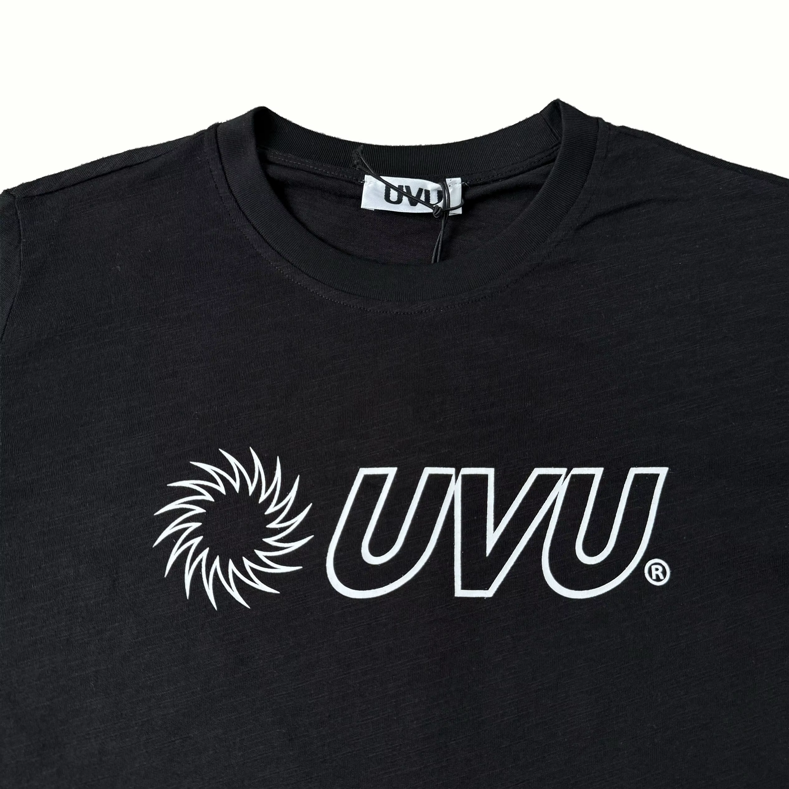 T-shirt de course UVU à manches longues avec impression exclusive du logo en forme de dents de scie, col ras du cou ample pour le sport et le quotidien.