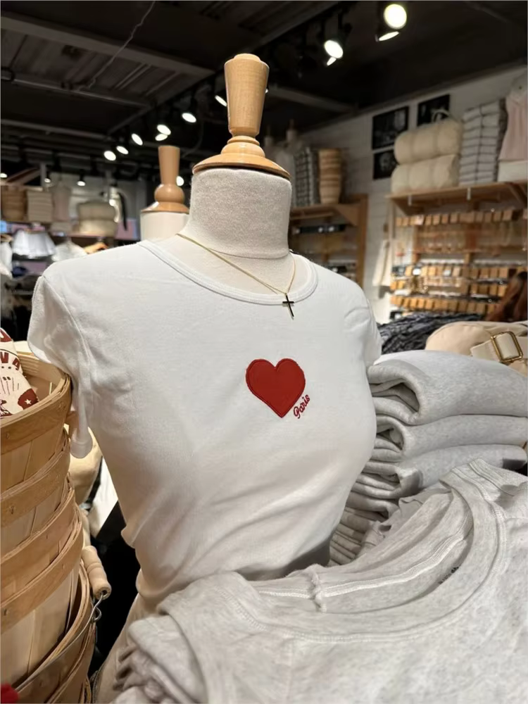 T-shirts brodés cœur rouge pour femmes