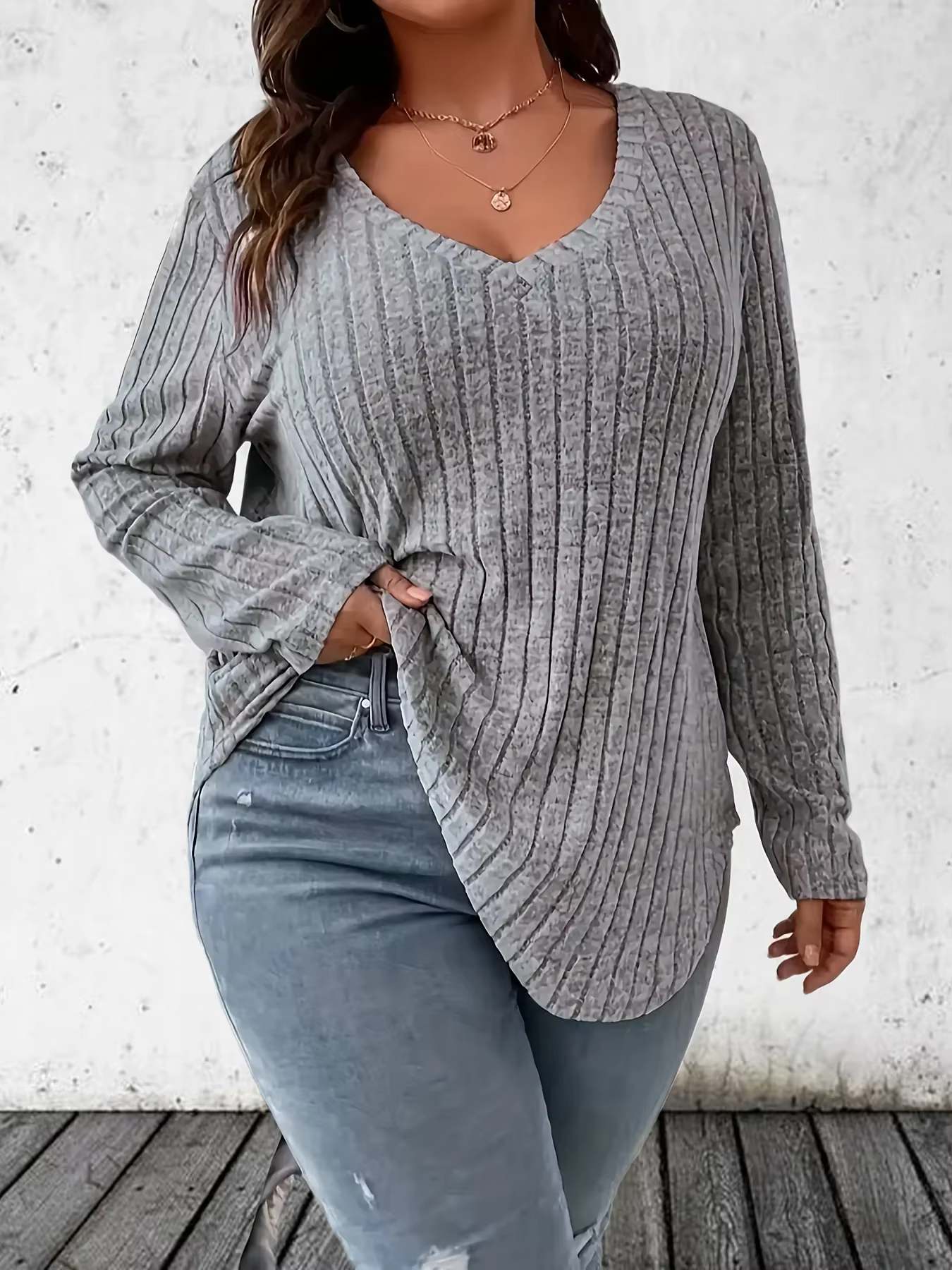 T-shirt à manches longues et col en V pour femmes