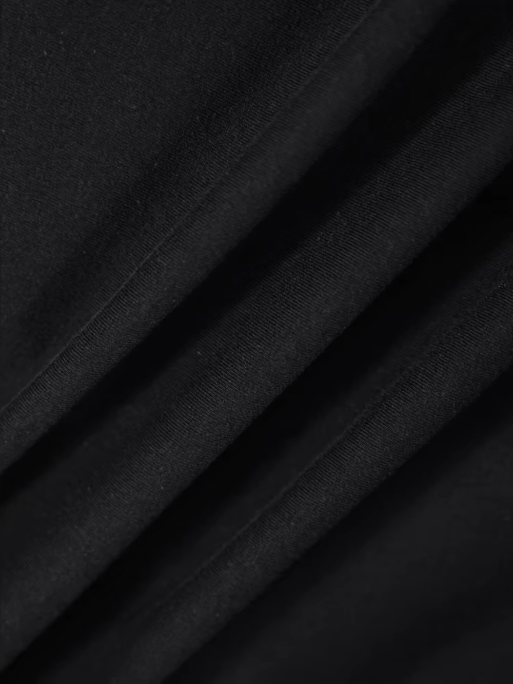 Le t-shirt noir présente un graphique du système Cybernet rouge et blanc avec un motif triangulaire et l'inscription « SKYNET DIVISION » dessus.