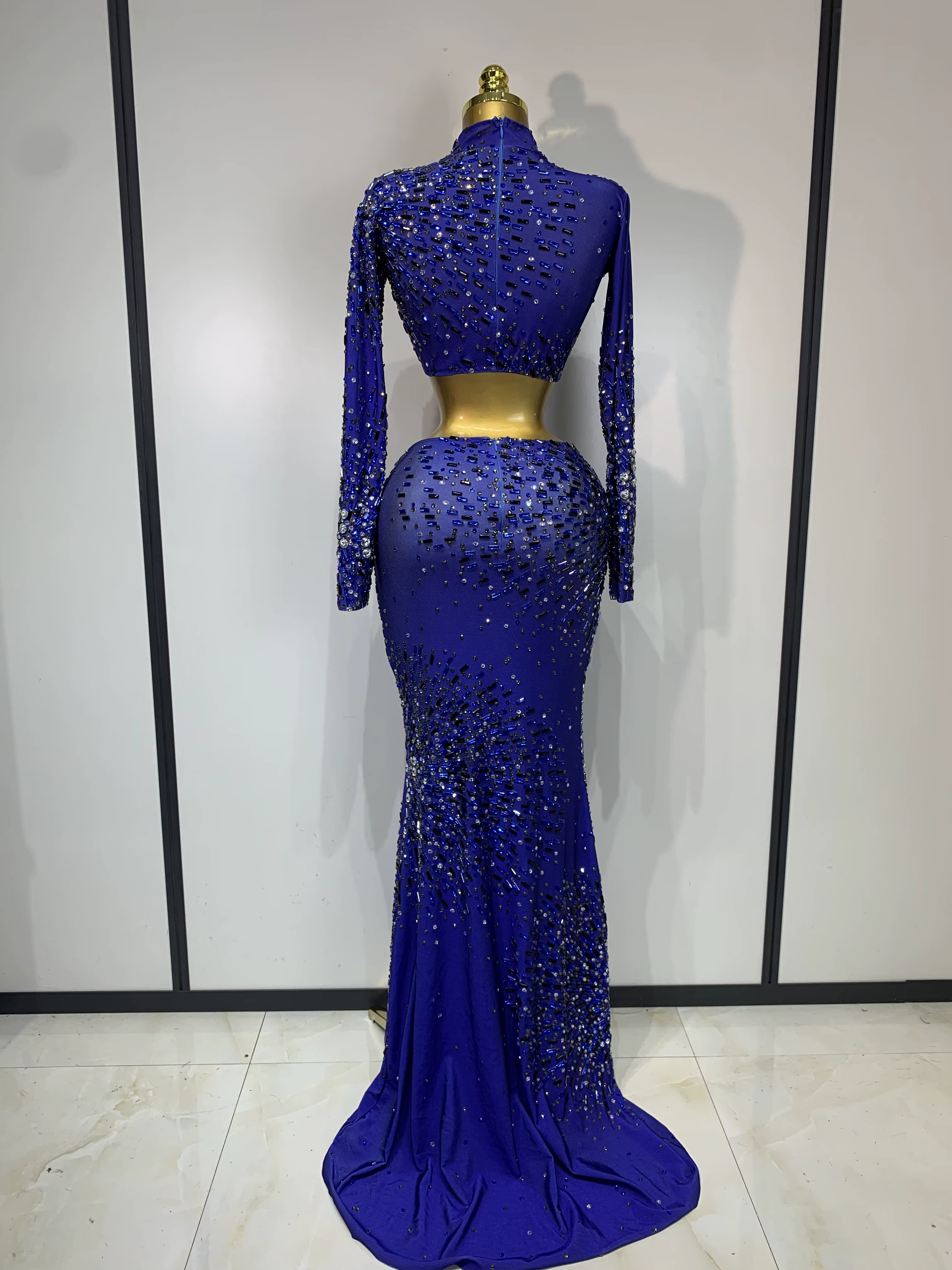 Ensemble deux pièces scintillant avec strass : Crop Top et Jupe Longue – Tenue de Scène pour Chanteuse