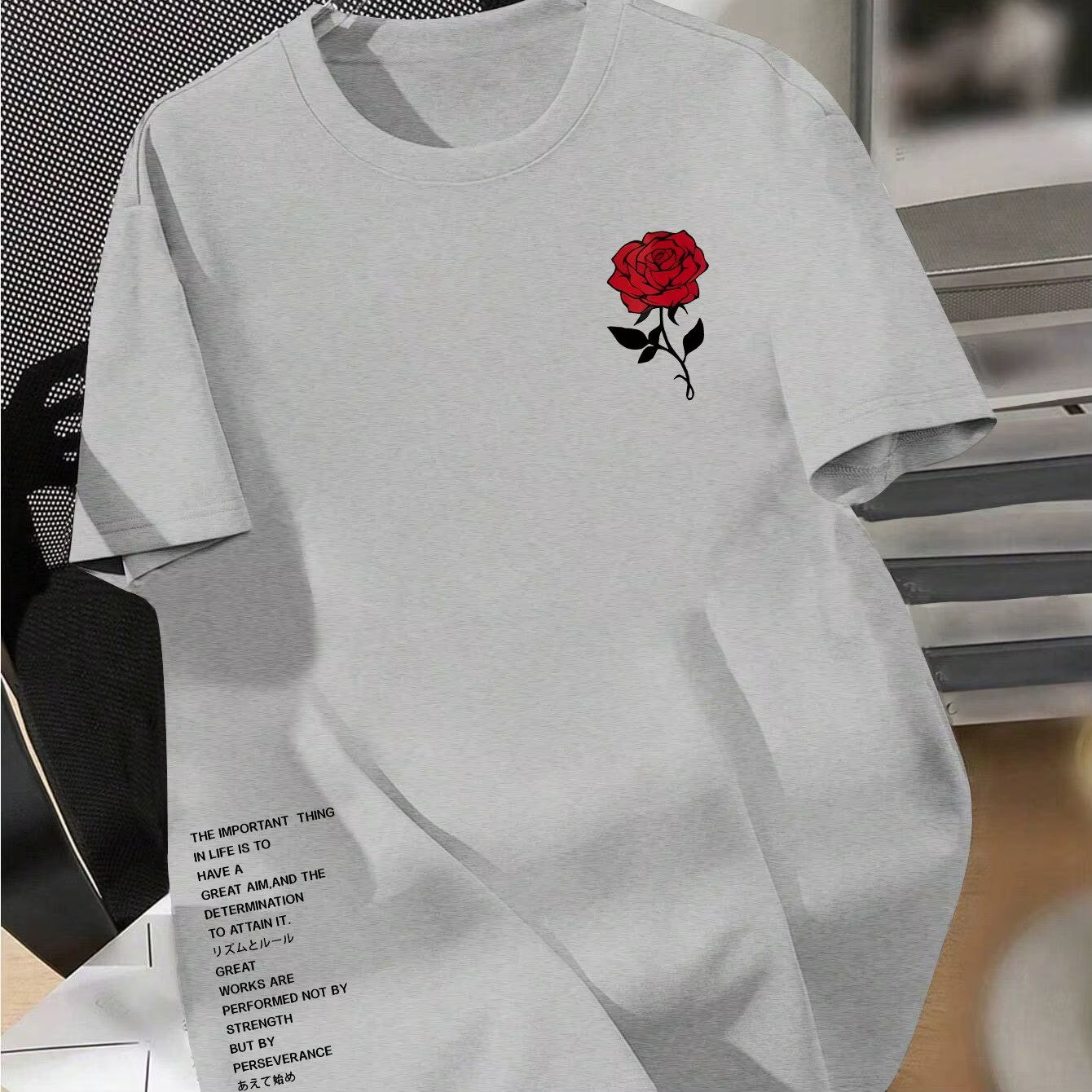 T-shirt esthétique à motif de petite rose rouge sur la poitrine