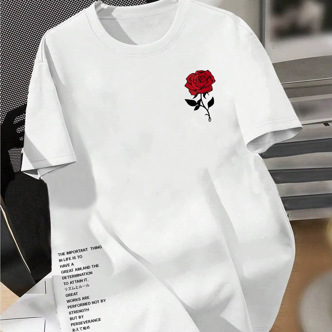 T-shirt esthétique à motif de petite rose rouge sur la poitrine