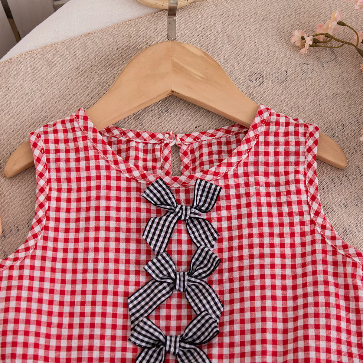 Ensemble de vêtements d'été pour enfants : Hauts sans manches froncés à carreaux rouges avec nœud et short ample pour bébé fille